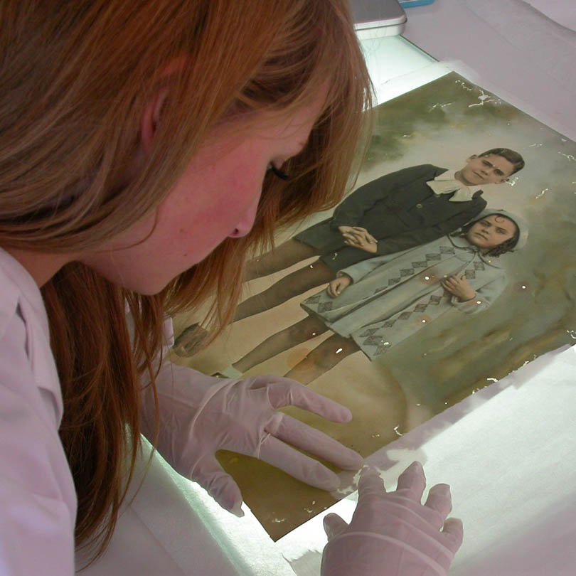Alumna restaurando una fotografía antigua