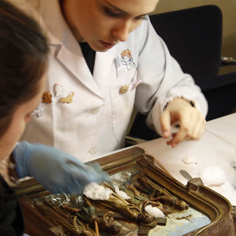 Alumna restaurando una obra religiosa
