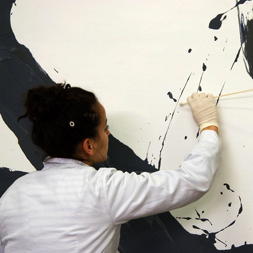 Alumna restaurando una pintura contemporánea
