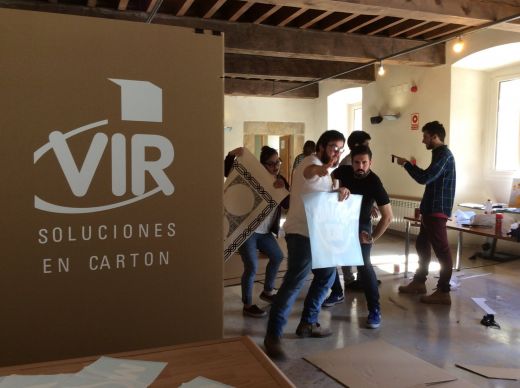 Alumnos completando la intervención en el patio