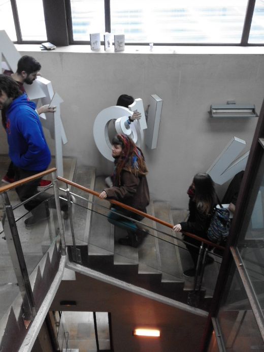 Transportando caracteres corpóreos escaleras abajo