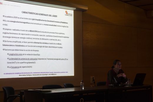 Alma Salinas Rodríguez durante su conferencia 