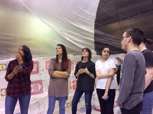 Taller de Basurama. Grupo de alumnos en el interior de la construcción una vez inflada