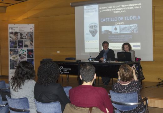 Avelino Gutiérrez y Patricia Suárez durante su conferencia 