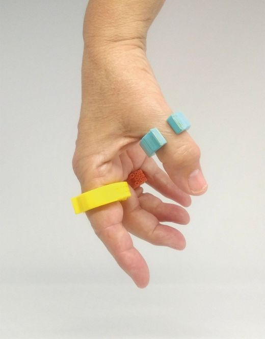 Primer plano de la mano de una usuaria con tres anillos