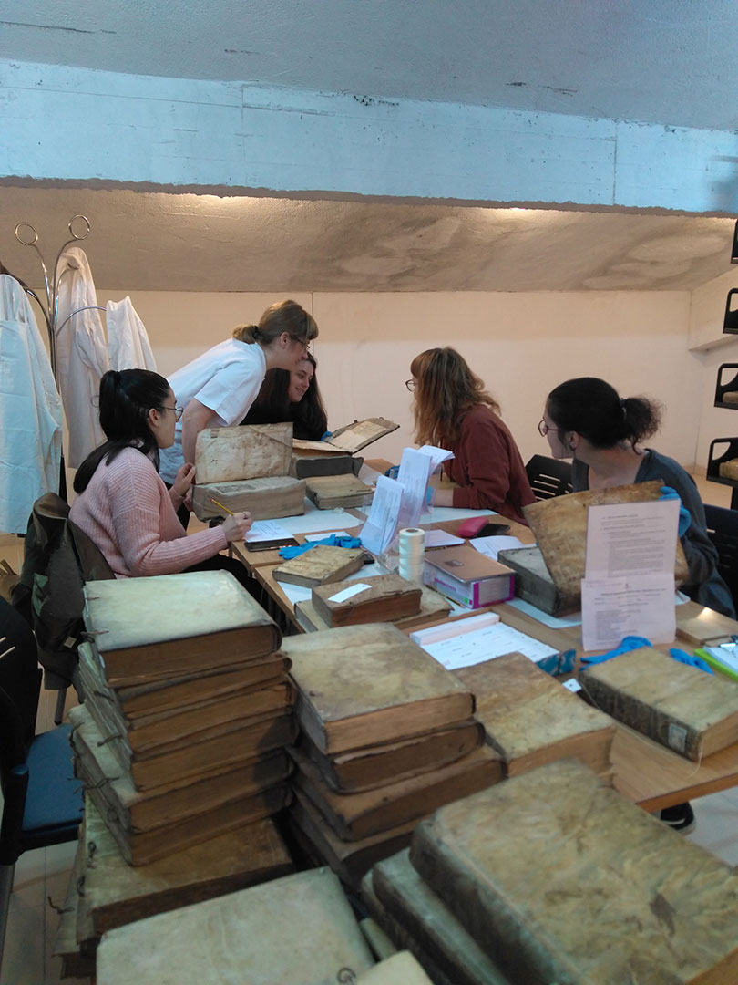 Alumnas trabajando en la campaña tutorizadas por Covadonga Miravalles