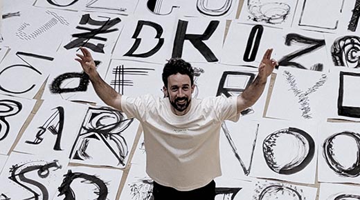 Omar Careaga en el patio de la Escuela Superior de Arte después del taller que impartió en las Jornadas de Diseño 2025, bajo el nombre XIZ
